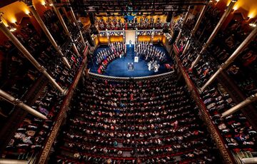 В Швеции провели церемонию вручения премий нобелевским лауреатам  В Швеции провели церемонию вручения премий нобелевским лауреатам