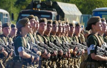Жінок низки професій в Україні зобов'язали стати на військовий облік Жінок низки професій в Україні зобов'язали стати на військовий облік