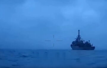 З'явилося відео потужної атаки українських дронів на російський корабель у Криму