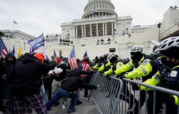 Сторонника Трампа приговорили к пяти годам тюремного срока за штурм Капитолия 