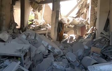 Российские военные ударили по многоэтажке в Херсоне