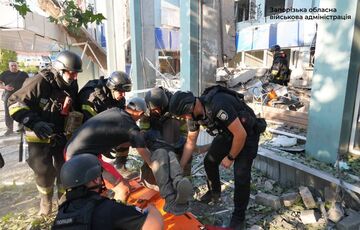 Россияне КАБом разбили автовокзал в Запорожье Россияне КАБом разбили автовокзал в Запорожье