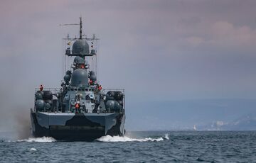 Російським кораблям заборонили входити до українських портів Російським кораблям заборонили входити до українських портів