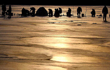 На Сахалине моряков унесло в открытое море на льдине - ВИДЕО
