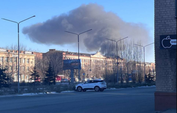 В российском Орске горит машиностроительный завод: кадры