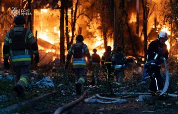 Понад 20 поранених, пошкоджено житлові будинки, школи, лікарні: наслідки нічної атаки на Київ