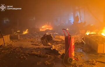 Появились кадры последствий удара по типографии в Харькове: видео