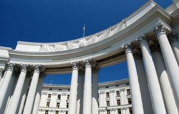 Ще один закривавлений пакет отримало українське посольство