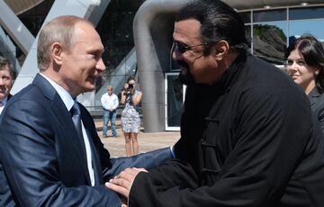 Стівен Сігал у дивному вбранні став гостем інавгурації Путіна: фото