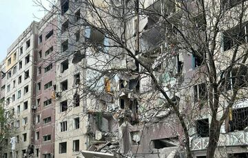 Россияне сбросили авиабомбу на многоэтажку в Константиновке Россияне сбросили авиабомбу на многоэтажку в Константиновке