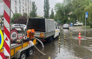 Через сильну зливу в кількох районах Києва сталися підтоплення Через сильну зливу в кількох районах Києва сталися підтоплення