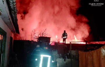 Спасатели показали кадры последствий ночной атаки по Херсону и области Спасатели показали кадры последствий ночной атаки по Херсону и области