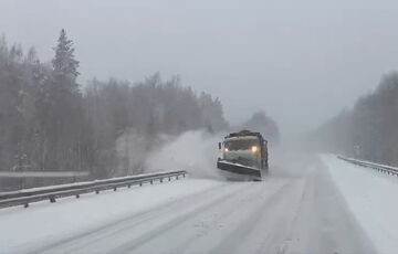 Декілька регіонів Росії засипало рекордним снігом: кадри