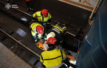 Мужчину, который упал под поезд в киевском метро, деблокировали: спасатели показали, как это было