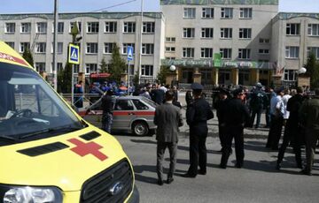 Появилось видео задержания стрелка после теракта в школе - 18+ Появилось видео задержания стрелка после теракта в школе - 18+
