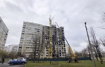 У Харкові зносять частину висотки, на яку Росія скинула авіаційну бомбу: відео