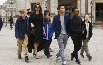 Дженнифер Энистон поддержала Брэда Питта на фоне скандала с детьми