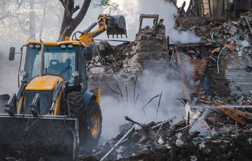 В Константиновке на месте прилета российской авиабомбы спасатели нашли тела женщины и ребенка: фото