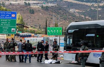 Террористы расстреляли автобус в Иерусалиме Террористы расстреляли автобус в Иерусалиме