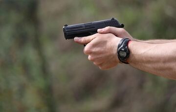 Автобус в Киеве попал под обстрел: водитель получил ранения  Автобус в Киеве попал под обстрел: водитель получил ранения