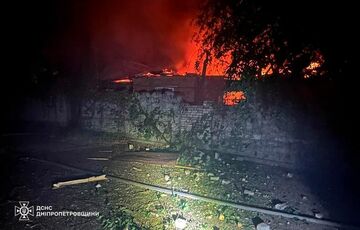 В Никополе из-за российского удара загорелся жилой дом