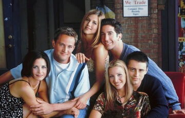 Фанати несуть квіти до квартири ”Друзів” у Нью-Йорку: фото