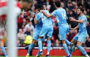 Инфографика: какие футбольные клубы заработали на трансферах этим летом больше всего