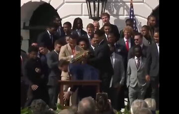 Джей Ді Венс зганьбився, впустивши кубок з американського футболу на урочистій церемонії