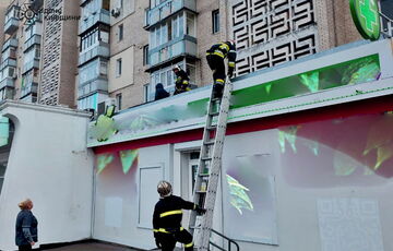 Под Киевом женщина выпала из окна высотки и приземлилась на крышу аптеки