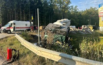 В Ровенской области грузовик влетел в блокпост: погиб полицейский