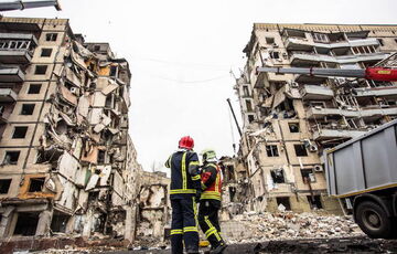 У Дніпрі на 90% розібрали уламки зруйнованого російською ракетою будинку, шукають 25 людей