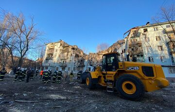 Кількість жертв удару по будинку в Запоріжжі зросла до 3 людей: кадри з місця