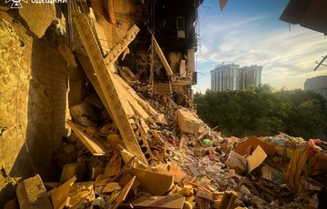 Из-за удара по Одессе разрушен подъезд многоэтажки