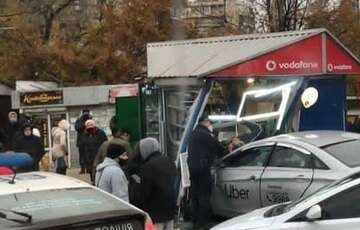 У Києві таксі влетіло в зупинку: є загиблі - ВІДЕО У Києві таксі влетіло в зупинку: є загиблі - ВІДЕО