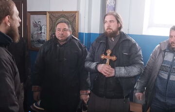 На Буковині священики УПЦ МП не давали відспівати загиблого воїна, церкву штурмували: відео