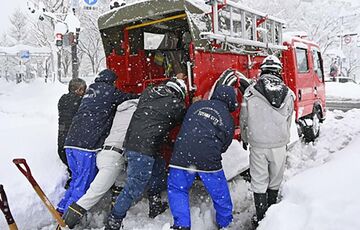 Убийственная стихия: снегопад в Японии продолжает уносить человеческие жизни Убийственная стихия: снегопад в Японии продолжает уносить человеческие жизни