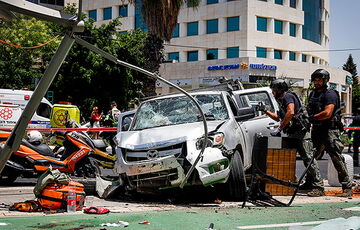 У Тель-Авіві водій протаранив групу людей, а потім порізав гострим предметом У Тель-Авіві водій протаранив групу людей, а потім порізав гострим предметом