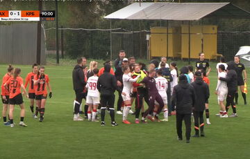 Матч женского чемпионата по футболу закончился эпичной массовой дракой: фото, видео