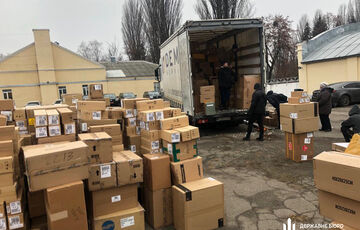 Контрабанду брендових товарів під виглядом штучних ялинок, викрили слідчі і оперативники ГБР