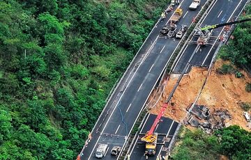 Обвал автомагістралі в Китаї: загинуло півсотні людей Обвал автомагістралі в Китаї: загинуло півсотні людей