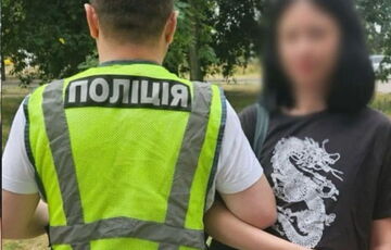 Копи знайшли дівчину, яка у метро Києва вигукувала гасло: ”Слава Росії” Копи знайшли дівчину, яка у метро Києва вигукувала гасло: ”Слава Росії”