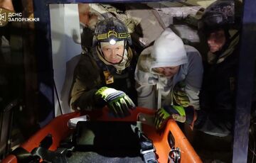 Из-под завалов в Запорожье спасли двух женщин Из-под завалов в Запорожье спасли двух женщин
