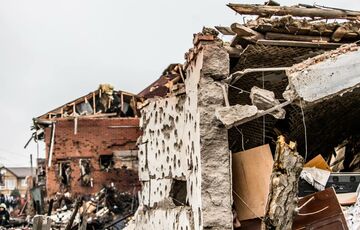 Ракетный удар по Днепру: под завалами нашли погибшего