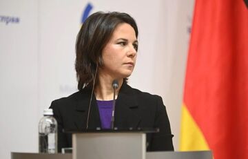 Глава МИД Германии Анналена Бербок прибыла с неожиданным визитом в Киев Глава МИД Германии Анналена Бербок прибыла с неожиданным визитом в Киев