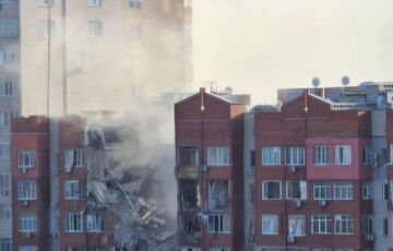 Росіяни вдарили ракетою по житловому будинку у Дніпрі: є поранені (кадри) Росіяни вдарили ракетою по житловому будинку у Дніпрі: є поранені (кадри)