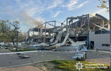 У Херсоні внаслідок російського обстрілу знищено льодову арену: фото У Херсоні внаслідок російського обстрілу знищено льодову арену: фото