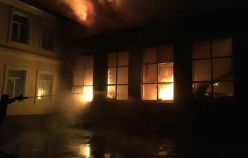 У школі Чугуєва сталася пожежа: полум'я знищило спортзал У школі Чугуєва сталася пожежа: полум'я знищило спортзал