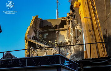 Спасатели всю ночь разбирали завалы отеля в Черкассах: появились кадры последствий российского удара