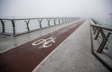 Пешеходный мост в Киеве, переживший ракетную атаку, снова открыт: фото