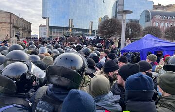 Суд над Порошенко: возле здания Печерского суда произошли стычки  Суд над Порошенко: возле здания Печерского суда произошли стычки